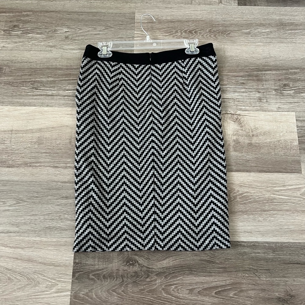 Trina Turk chevron print black and white skirt 8